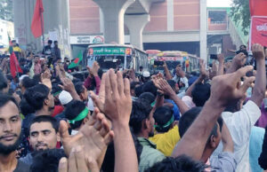 জাতীয় প্রেসক্লাবের সামনে রিকশাচালকদের অবরোধ, যান চলাচল বন্ধ