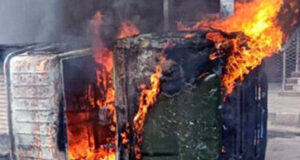 কচুক্ষেতে সেনাবাহিনী ও পুলিশের গাড়িতে আগুন, তিন জন গ্রেফতার