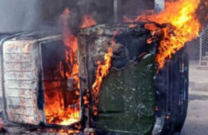 কচুক্ষেতে সেনাবাহিনী ও পুলিশের গাড়িতে আগুন, তিন জন গ্রেফতার