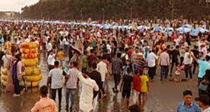 মহান বিজয় দিবসের ছুটিতে কক্সবাজার সৈকতে পর্যটকদের ভিড়