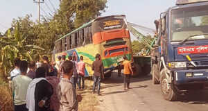 নিয়ন্ত্রণ হারিয়ে গাছের সঙ্গে বাসের ধাক্কা, নিহত ৩ আহত ১০ জন