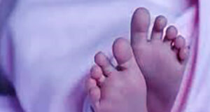 শহীদ মিনারের পাশে ফুটপাতে পড়ে ছিল এক দিন বয়সি নবজাতকের মরদেহ