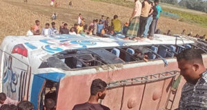 নিয়ন্ত্রণ হারিয়ে খাদে উল্টে গেল যাত্রীবাহী বাস, আহত ২০ জন