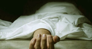 চোর ধরতে গিয়ে প্রাণ গেল পুলিশ সদস্যের