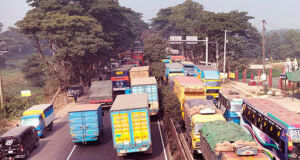 সড়ক দুর্ঘটনায় ঢাকা-চট্টগ্রাম মহাসড়ক যানজটের কবলে