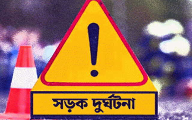 পিকআপ ভ্যানের ধাক্কায়