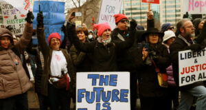 ওয়াশিংটনে ট্রাম্পের অভিষেকের প্রতিবাদে হাজারো মানুষের বিক্ষোভ