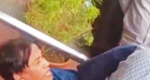 কোতয়ালী থানার সাবেক ওসিকে সড়কে ফেলে পিটুনি