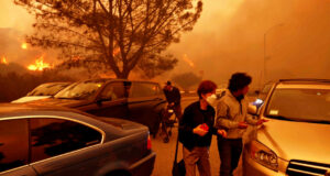 লস অ্যাঞ্জেলেস থেকে লোকজনকে সরিয়ে নেওয়া হয়েছে এবং আগুনে ১১০০ টি বাড়ি ধ্বংস হয়েছে