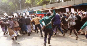 শাহবাগে ইবতেদায়ি শিক্ষকদের সমাবেশে পুলিশের লাঠিপেটা, জলকামান