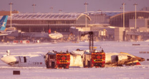 কানাডায় অবতরণের সময় ৮০ আরোহী নিয়ে উল্টে গেলো বিমান