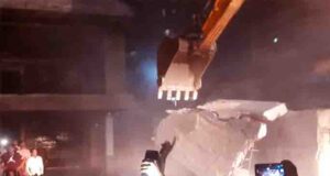 খুলনার শেখ বাড়ি বুলডোজার দিয়ে গুঁড়িয়ে দেয়া হলো