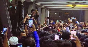 রাজধানীর উত্তরায় ছিনতাইয়ের অভিযোগে দুজনকে ফুটওভার ব্রিজে ঝুলিয়ে রাখল জনতা