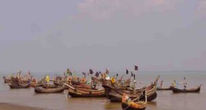 ট্রলারসহ চার বাংলাদেশি জেলেকে ধরে নিয়ে গেলো আরাকান আর্মি