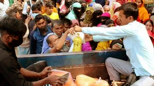 ট্রাকে পণ্য বিক্রি