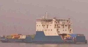 ছয় ঘণ্টা পর শরীয়তপুর-চাঁদপুর রুটে ফেরি চলাচল শুরু