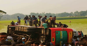 উল্টে গেল ইসলামী বিশ্ববিদ্যালয়ের শিক্ষার্থীবাহী বাস, আহত ২৫