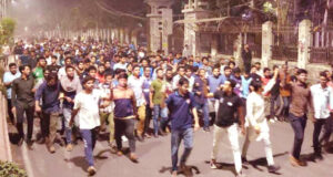 স্বরাষ্ট্র উপদেষ্টার পদত্যাগ দাবিতে মধ্যরাতে ঢাবিতে বিক্ষোভ