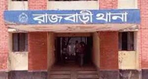 গণপিটুনি দিয়ে ছাত্রলীগ নেতাকে পুলিশে দিল জনতা