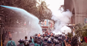 আউটসোর্সিং কর্মীদের কর্মসূচিতে সাউন্ড গ্রেনেড-জলকামান নিক্ষেপ