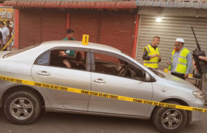 চট্টগ্রামে গাড়িতে গুলিবিদ্ধ হয়ে দুইজন নিহত হয়েছেন।