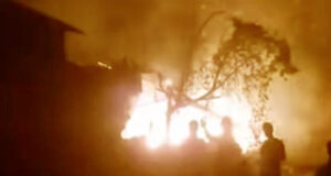 মাগুরায় শিশু ধর্ষণে অভিযুক্তদের বাড়িতে স্থানীয়দের আগুন