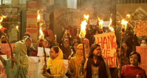 ‘তুমি কে আমি কে, আসিয়া আসিয়া’ স্লোগানে উত্তাল ঢাবি