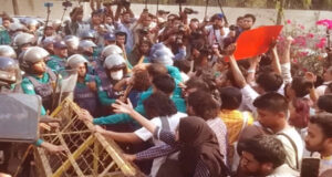 রাজধানীতে পুলিশের সঙ্গে ধর্ষণবিরোধী বিক্ষোভকারীদের সংঘর্ষ