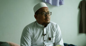 মায়ানমারের ভূমিকম্পে হারিয়ে যাওয়া ১৭০ জন প্রিয়জনের শোক পালনকারী ব্যক্তি