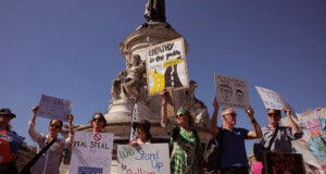 আমেরিকার বিভিন্ন শহরে ট্রাম্প বিরোধী বিক্ষোভ অনুষ্ঠিত হয়েছে