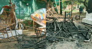 ঢাবি ক্যাম্পাসে ফ্যাসিবাদের মুখ, শান্তির পায়রার মোটিফ পোড়ানো হয়েছে