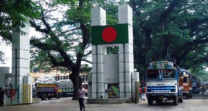 বেনাপোলে আটকে ৩৬ ট্রাক তৈরি পোশাক