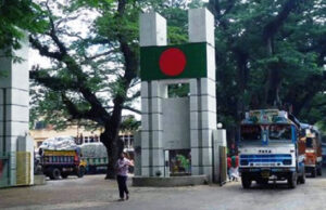 বেনাপোলে আটকে ৩৬ ট্রাক তৈরি পোশাক