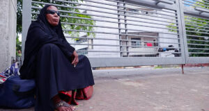 অস্ত্রোপচারের তারিখ শেষ হয়ে গেছে, আমার মায়ের চোখ খারাপ হচ্ছে।