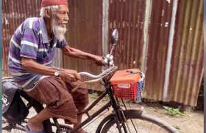 ৯২ বছর বয়সেও আনোয়ার হোসেনের সাইকেলের চাকা ঘুরছে