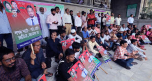 নগর ভবনের প্রধান ফটকে তালা, ইশরাকের সমর্থকরা অবস্থান কর্মসূচি পালন করেছে