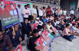 নগর ভবনের প্রধান ফটকে তালা, ইশরাকের সমর্থকরা অবস্থান কর্মসূচি পালন করেছে