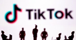 সংঘর্ষের মধ্যে আটকা: মিলেনিয়ালরা জেনারেল জেডের বন্য, মজাদার, ঘূর্ণিঝড়ের জগতে নেভিগেট করে