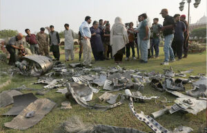 ভারত ও পাকিস্তানের মধ্যে কয়েক দশকের মধ্যে সবচেয়ে ভয়াবহ সহিংসতায় সংঘর্ষে কয়েক ডজন নিহত
