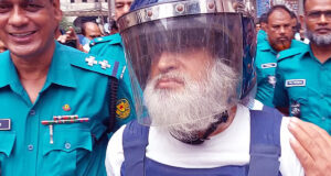 আইনজীবীকে কাগজের ক্লিপিং দিলেন হাজী সেলিম, পুলিশের সাথে দুর্ব্যবহার করলেন