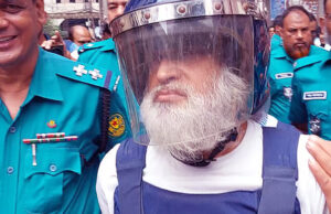 আইনজীবীকে কাগজের ক্লিপিং দিলেন হাজী সেলিম, পুলিশের সাথে দুর্ব্যবহার করলেন