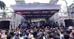 নগর ভবনের সামনে মঞ্চে বিক্ষোভ ইশরাকের সমর্থকদের, যানবাহন চলাচল বন্ধ