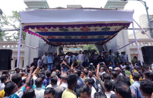 āύāĻāϰ āĻāĻŦāύā§āϰ āϏāĻžāĻŽāύ⧠āĻŽāĻā§āĻā§ āĻŦāĻŋāĻā§āώā§āĻ āĻāĻļāϰāĻžāĻā§āϰ āϏāĻŽāϰā§āĻĨāĻāĻĻā§āϰ, āϝāĻžāύāĻŦāĻžāĻšāύ āĻāϞāĻžāĻāϞ āĻŦāύā§āϧ