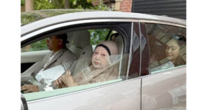 ঢাকার উদ্দেশ্যে লন্ডনের হিথ্রো বিমানবন্দরে পৌঁছেছেন খালেদা জিয়া