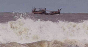 সমুদ্র বন্দরগুলিকে ৩ নম্বর সংকেত দেখাতে বলা হয়েছে