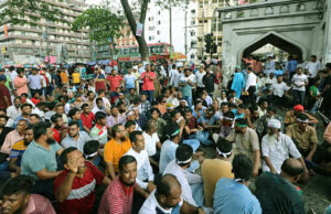 ৬ ঘন্টার বিক্ষোভের পর নগর ভবন তালাবদ্ধ, তীব্র যানজট