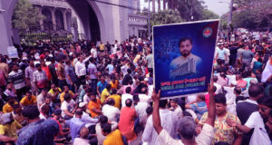 অনেকেই নগর ভবনে জড়ো হয়ে ইশরাককে ডিএসসিসির মেয়র পদে বসানোর দাবি জানান