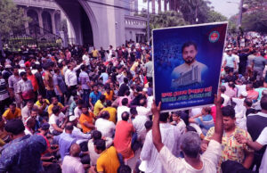 অনেকেই নগর ভবনে জড়ো হয়ে ইশরাককে ডিএসসিসির মেয়র পদে বসানোর দাবি জানান