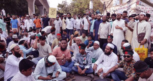 শাহবাগ অবরোধ অব্যাহত, মহাসড়ক অবরোধ না করার আহ্বান হাসনাতের