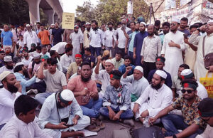 শাহবাগ অবরোধ অব্যাহত, মহাসড়ক অবরোধ না করার আহ্বান হাসনাতের